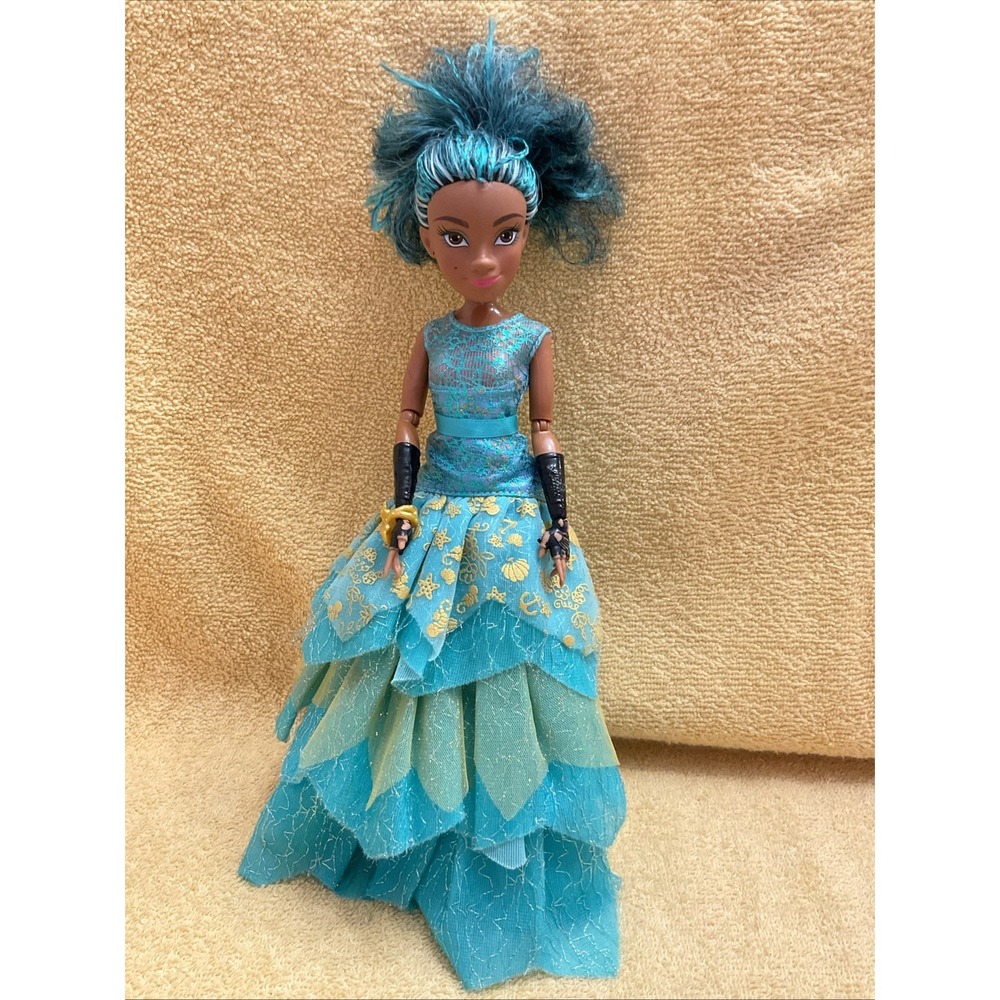 Hasbro Disney Descendants 2 Isle Of The Lost Royal Yacht Ball Uma Doll HTF NICE